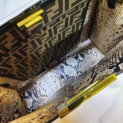 FENDI COPY ONE

 NEW CAME 

WITH BOX 
🎁🎁🎁

180 dhs🪙🌨️

Zain39
♥️♥️♥️