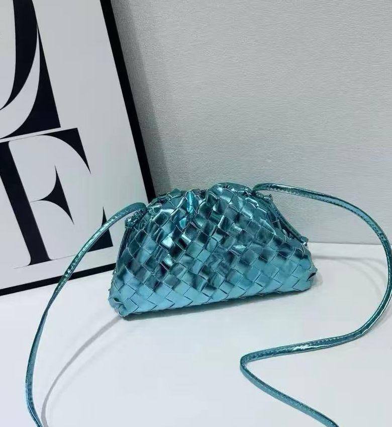 BOTTEGA NEW CAME GOOD QUALITY WITH BOX 
100 dhs🇦🇪🇦🇪

Zain295
♥️♥️♥️
