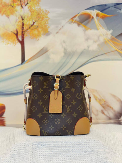 LV
Best quality with box
115 dhs🇦🇪🇦🇪

size21CM

Zain290
♥️♥️♥️