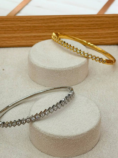 Bangle ❤️‍🔥*
good quality 💯
With black boxes 🗃️ 
20 dhs💓
With normal boxes 📦 
And paper bag🛍️
30 dhs💓

Zain216
♥️♥️♥️