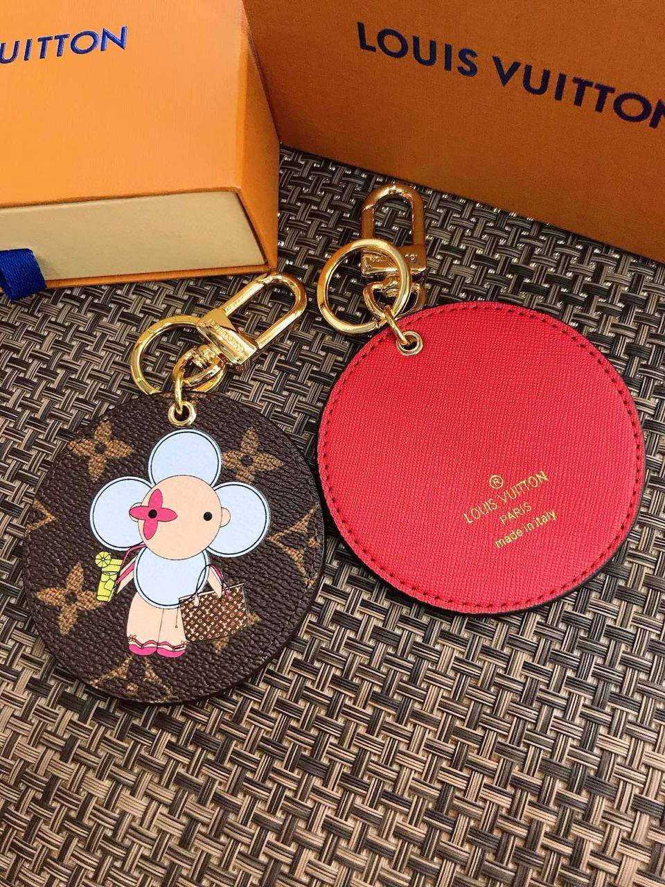 KEYCHAIN
BAG CHARM
MASTER✨💫
70 DHS✅

 WITH GOOD BOX AND PAPER BAG🎁🛍️

Zain89
♥️♥️♥️