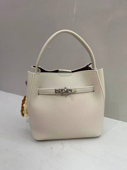Hermes 
120 dhs✅
size 22 cm

Zain161
♥️♥️♥️