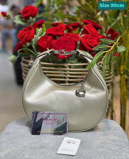 Coach
Good quality 

with box 
🎁🎁🎁

95 dhs💓

Zain186
♥️♥️♥️