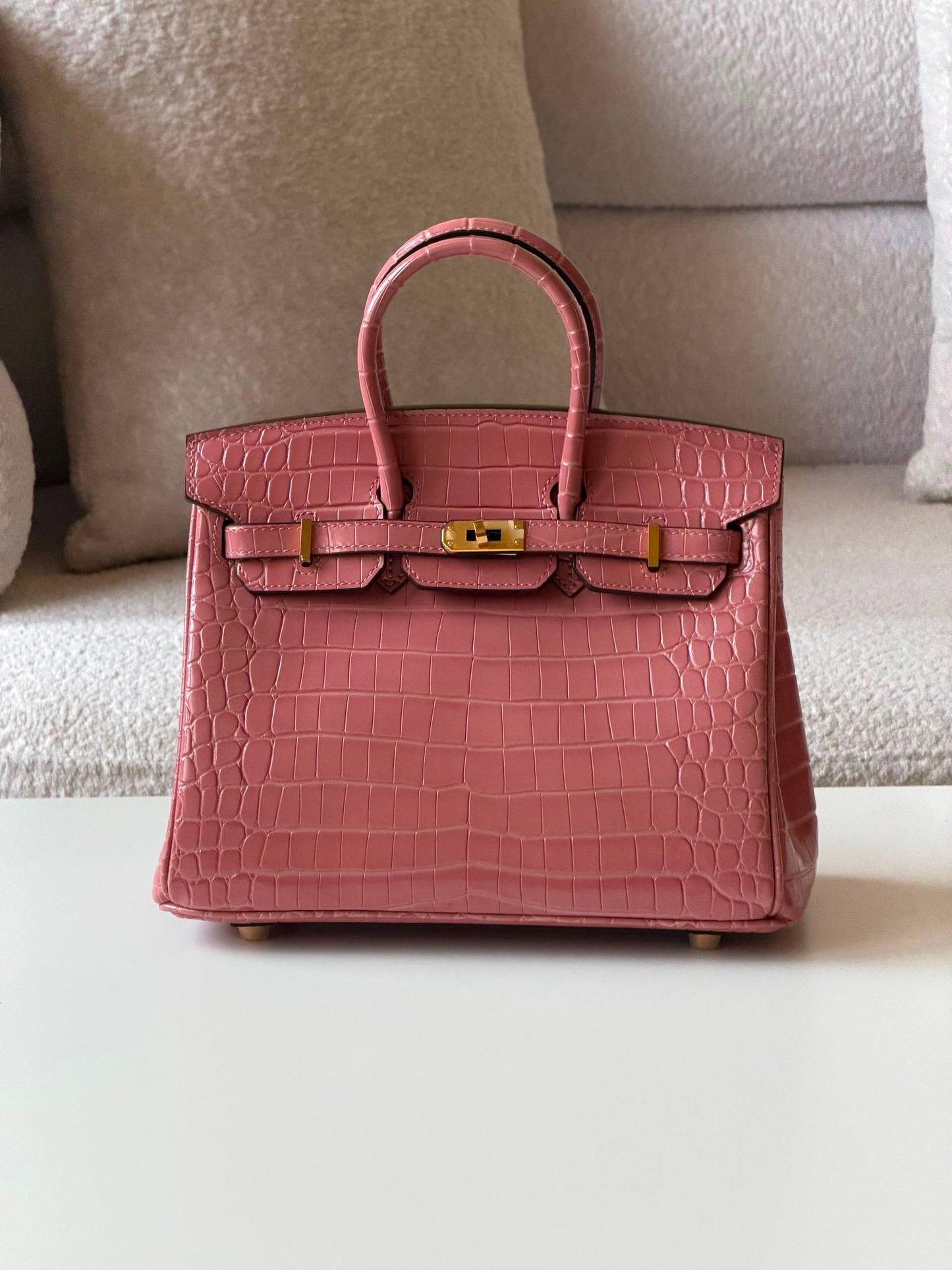 Hermes Birkin croc 25cm💥Master quality ✅with box📦
710 dhs✅

Zain52
♥️♥️♥️