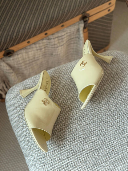 Chanel new 🩶
Size: 36 to 41
Super master quality 
450 dhs💚

Zain198
♥️♥️♥️