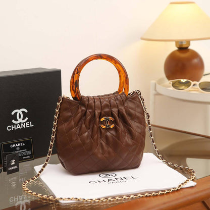 CHANEL 

NEW DESIGN 

High QUALITY 

WITH BOX 
95 dhs🇦🇪🇦🇪

Zain17
♥️♥️♥️