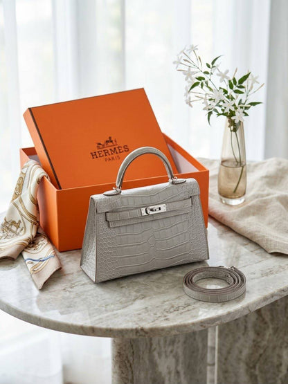 Hermes

95 dhs🇦🇪🇦🇪

With box
22 cm

Zain219
♥️♥️♥️