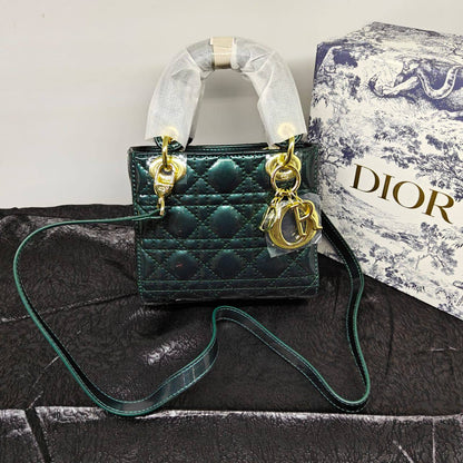 Dior
105 dhs🪙🖤 

with box 
🎁🎁🎁

Zain235
♥️♥️♥️