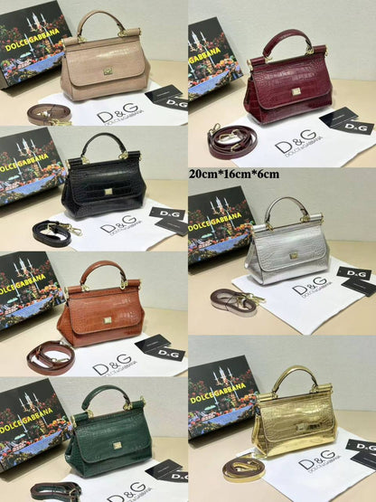D&G
high quality 

with box 
🎁🎁🎁

105 dhs✅

Zain39
♥️♥️♥️