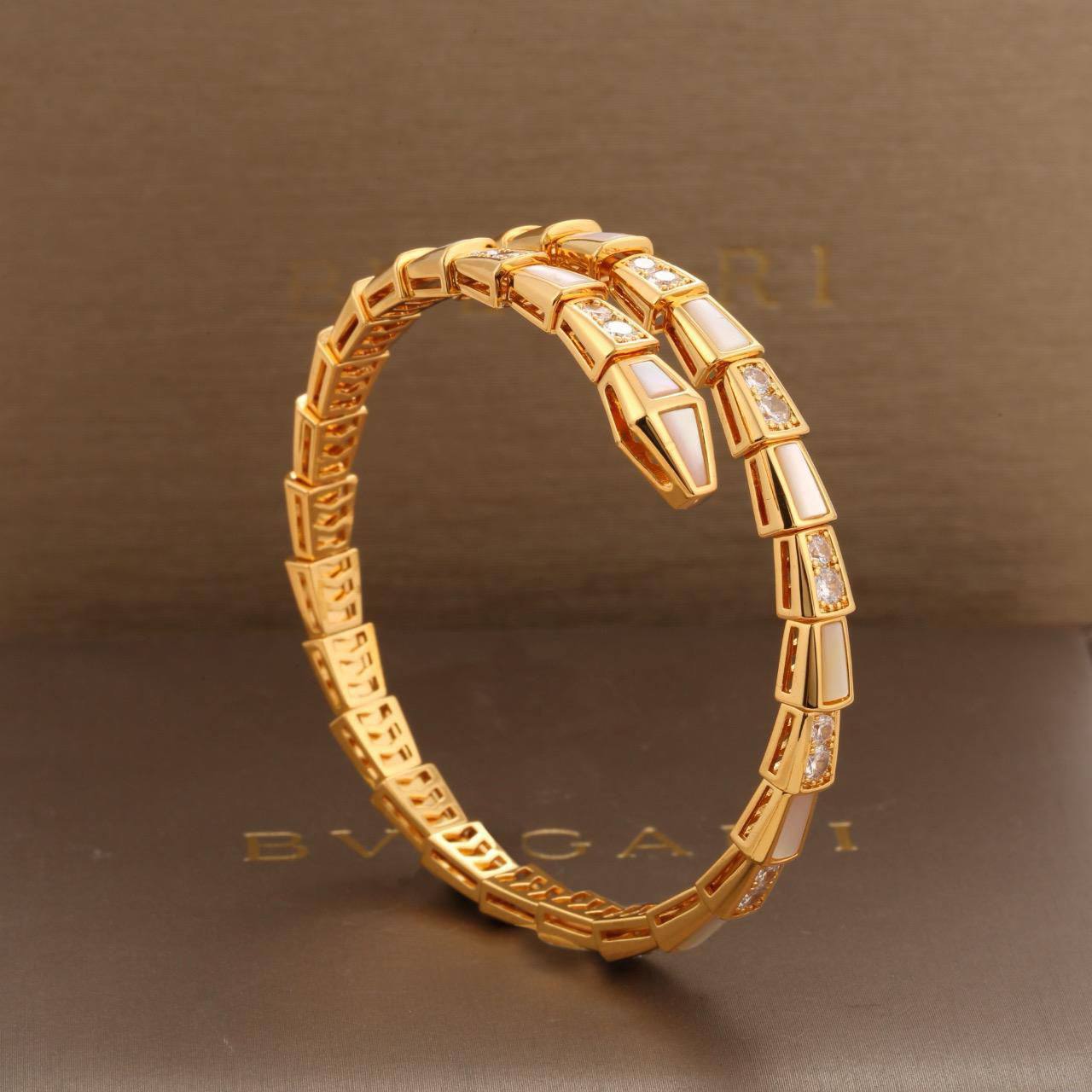 BVLGARI ❤️‍🔥*
Bangle 🌊
Master quality 💯
With normal boxes 📦 
120 dhs🪙🌨️
With master box 🗃️ 
150 dhs🪙🌨️

Zain216
♥️♥️♥️