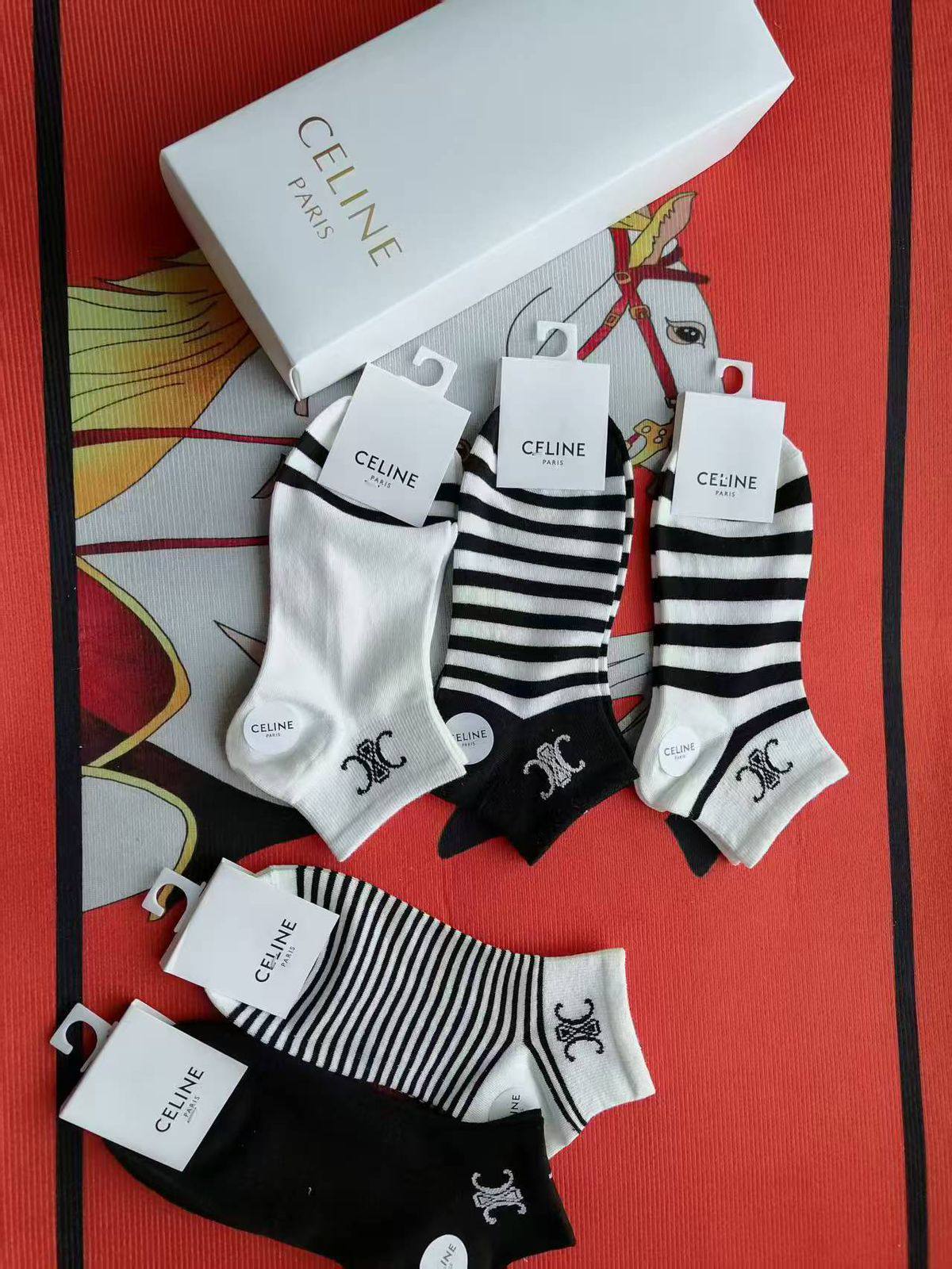 SOCKS 🆕
45 DHS💓
WITH GOOD BOX 📦

Zain28
♥️♥️♥️