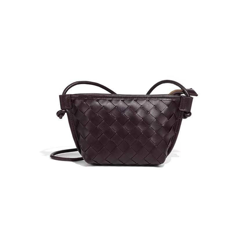 BOTTEGA 
60 dhs💓
Size 19*15

Zain161
♥️♥️♥️