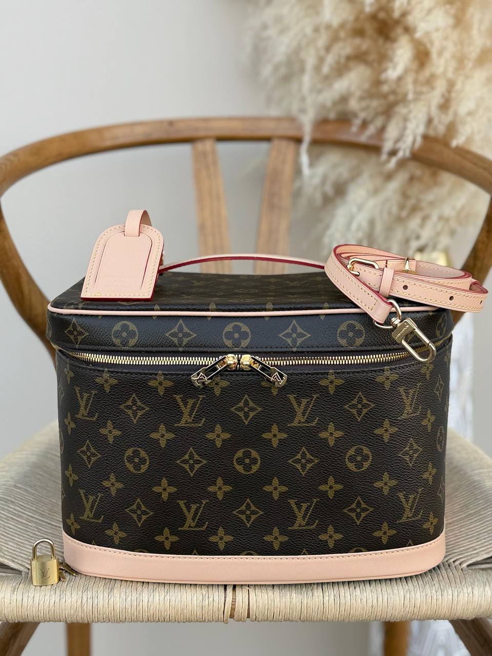 LV
30cm
420 dhs✅
Top quality 
With box🎁

Zain167
♥️♥️♥️