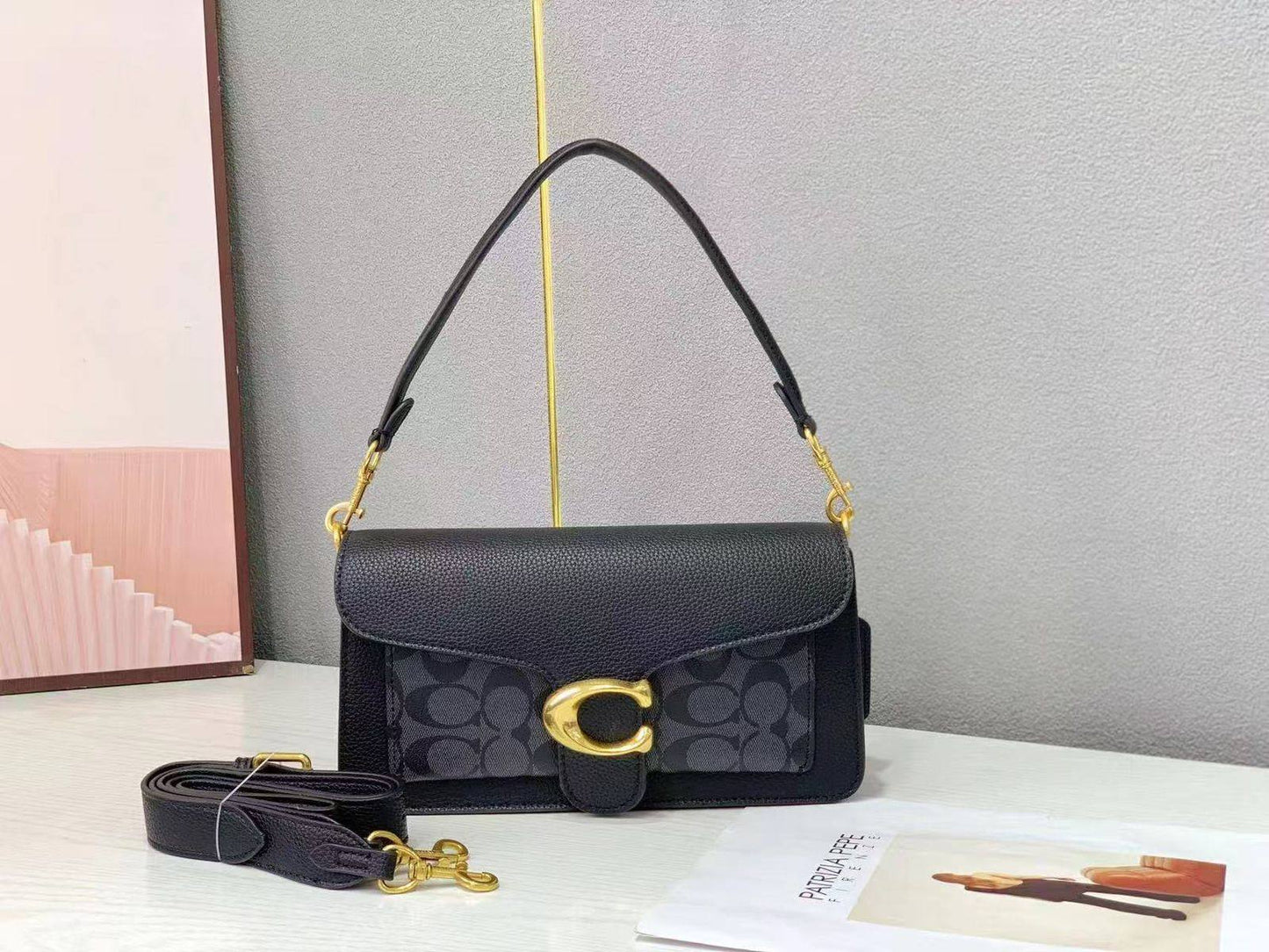 Coach
 with box
🎁🎁🎁

size :26×14.5×8  
100 dhs❣️

Zain114
♥️♥️♥️