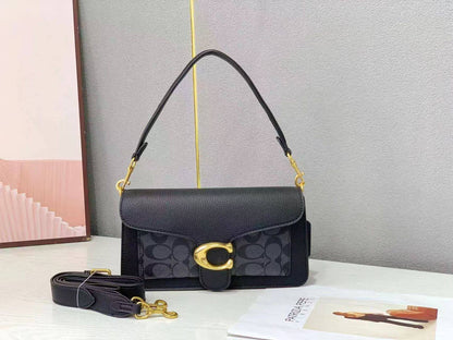 Coach
 with box
🎁🎁🎁

size :26×14.5×8  
100 dhs❣️

Zain114
♥️♥️♥️