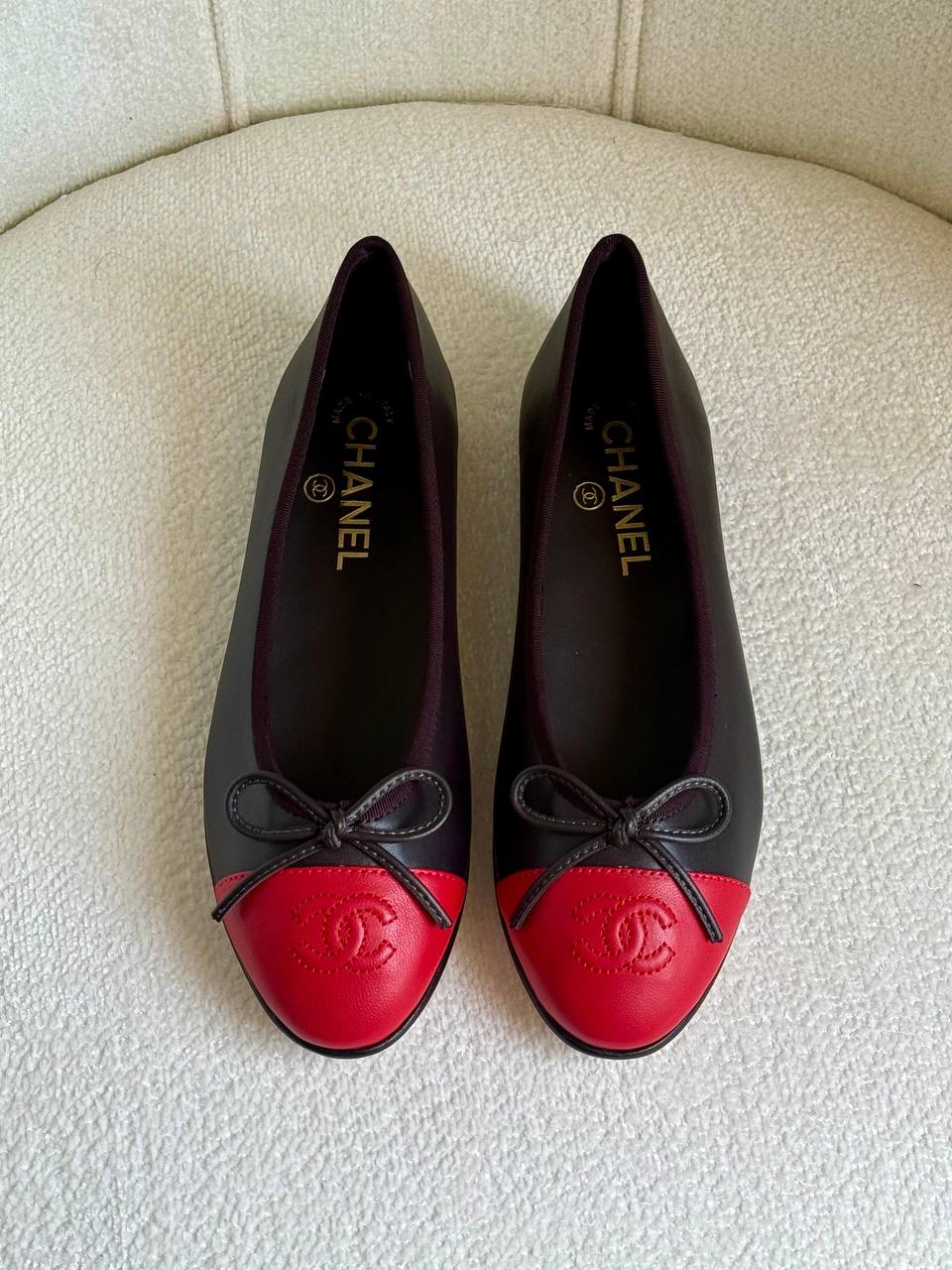 Chanel
Super *AAA* *+* Quality 💯 
With original packing🎁🎁
SIZE:36and42
Available now
450 dhs💓

Zain309
♥️♥️♥️