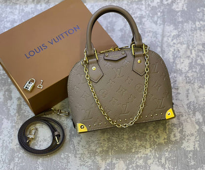 LV L001

with box 
🎁🎁🎁

High quality 
170 dhs✅

Zain175
♥️♥️♥️