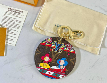 KEYCHAIN AND BAG CHARM✨💫
70 dhs❣️  WITH GOOD BOX 🎁AND PAPER BAG 🛍️🎁

Zain89
♥️♥️♥️