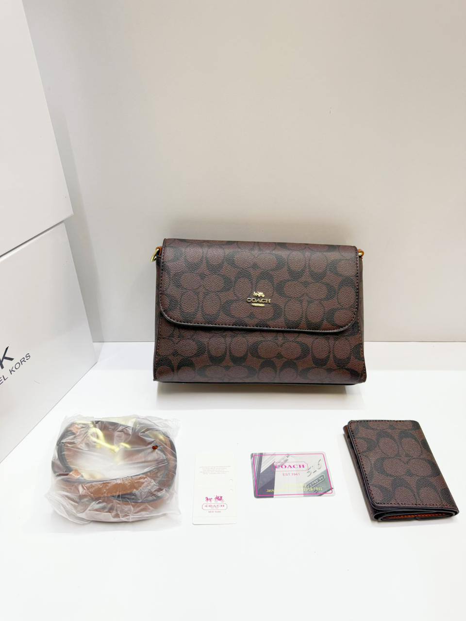 Coach

90 dhs💓

size：24cm

High-quality 


with box
🎁🎁🎁

Zain35
♥️♥️♥️