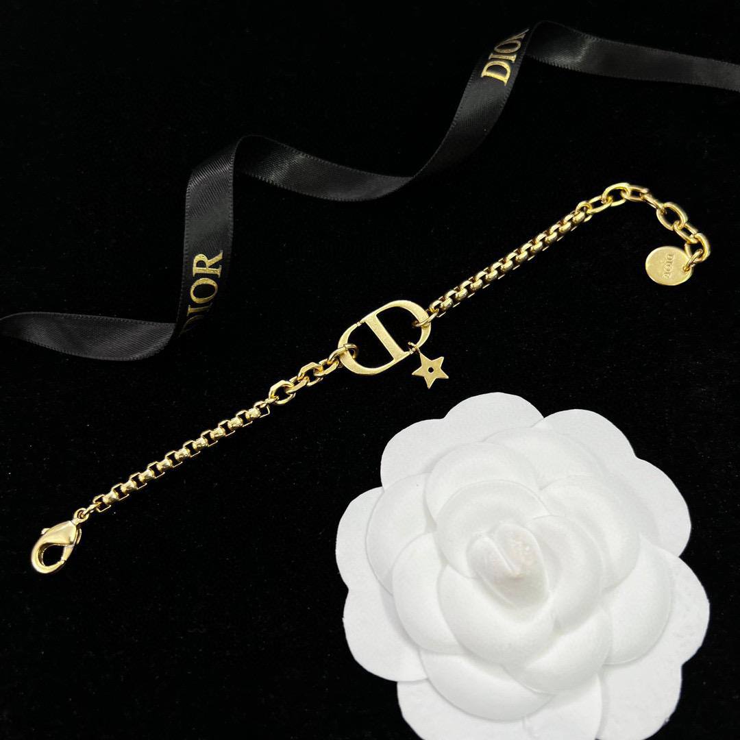 DIOR BRACELET
MASTER 
✨💫
55 dhs💓 EACH
WITH BOX AND PAPER BAG🎁🛍️
Limited STOCK

Zain89
♥️♥️♥️