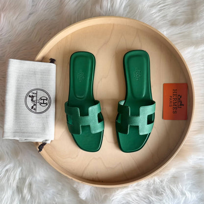 Hermes

Available

Master quality 
Size: 36 to 41 

430 dhs🇦🇪🇦🇪

Zain318
♥️♥️♥️