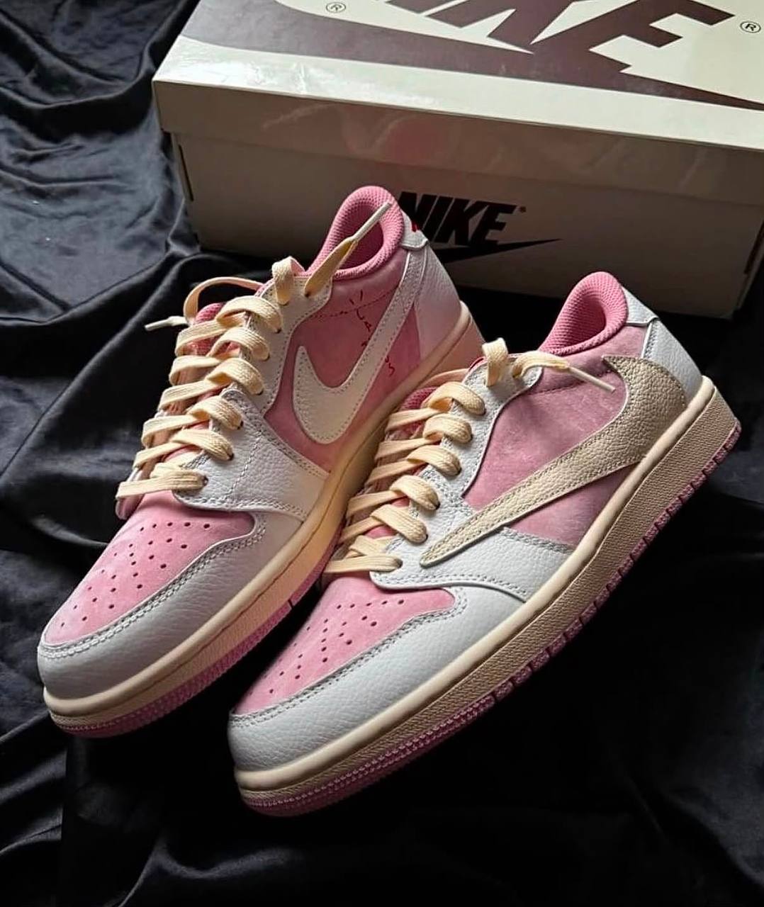 Travis Scott x Air Jordan 1 Low OG "Shy Pink" ，
Size 36-45 ，
240 dhs💛

Zain18
♥️♥️♥️