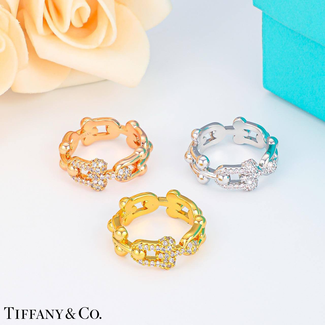 Tiffany ❤️‍🔥 *
Bangle 🍁
Ring 💍 size available 👇
6,7,8,9🔥

With normal boxes 📦 
90 dhs🪙🌨️

With master box 🗃️ 
130 dhs🪙🌨️

Zain216
♥️♥️♥️