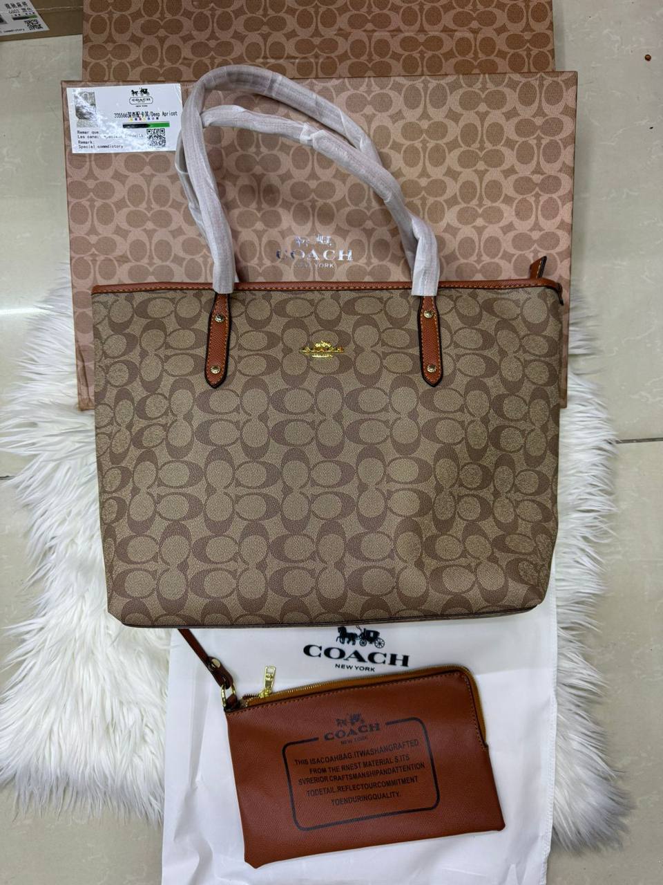 💞 Coach 2 in 1  2️⃣-sided
1️⃣ First quality＋🎁
Big Size : 45 * 30 cm
95 dhs✅
with box 🎁

Zain115
♥️♥️♥️