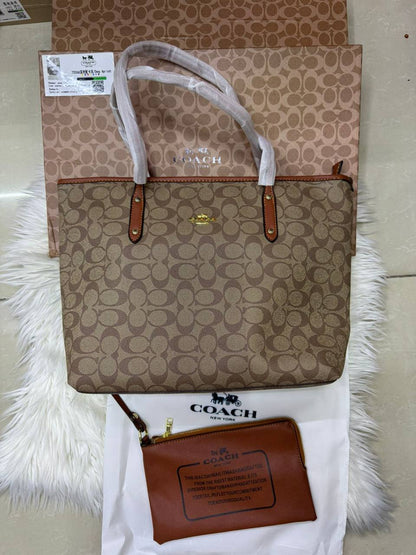 💞 Coach 2 in 1  2️⃣-sided
1️⃣ First quality＋🎁
Big Size : 45 * 30 cm
95 dhs✅
with box 🎁

Zain115
♥️♥️♥️