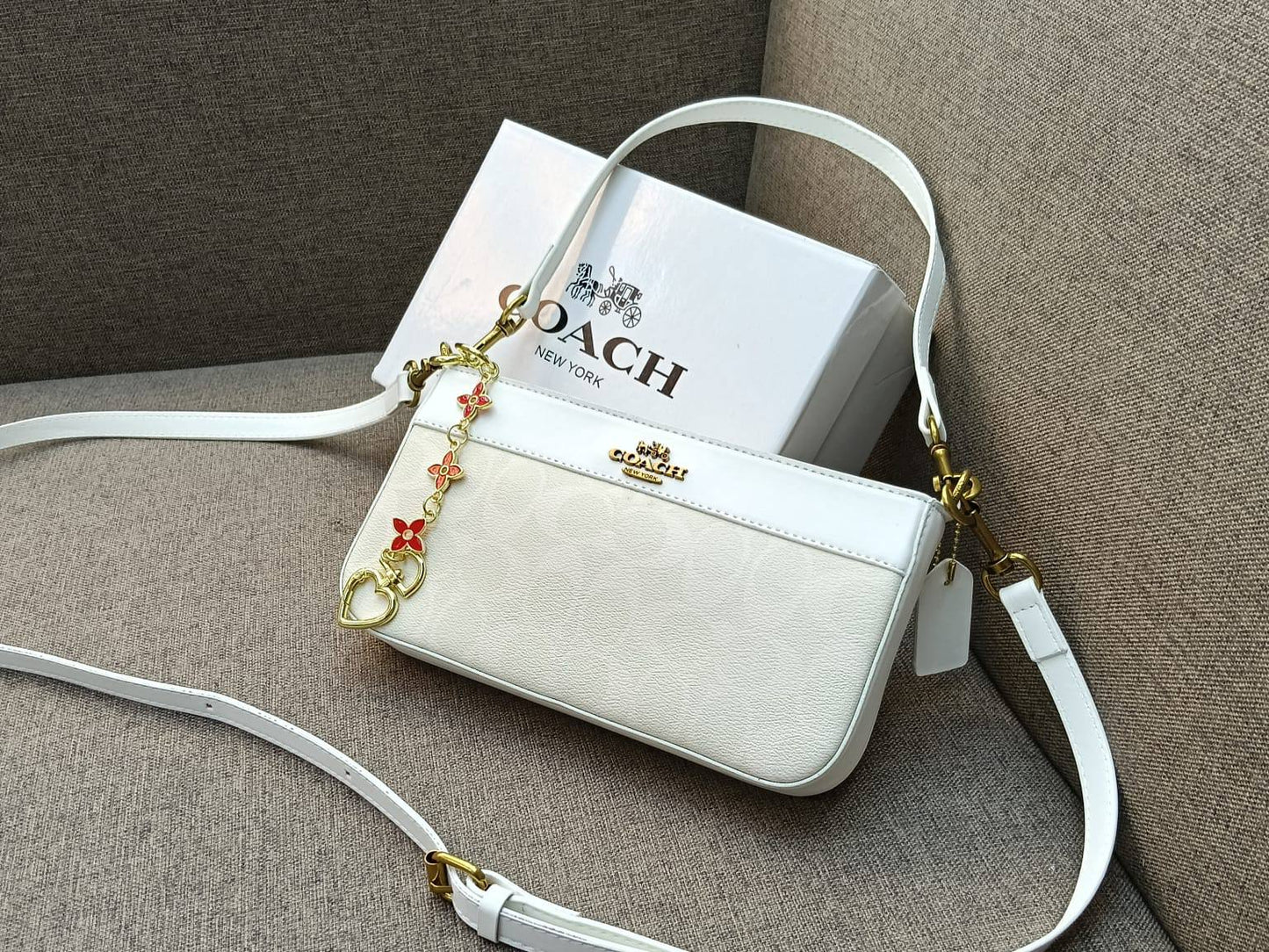 Coach
75 dhs❣️

with box
🎁🎁🎁

size 23cm

Zain26
♥️♥️♥️