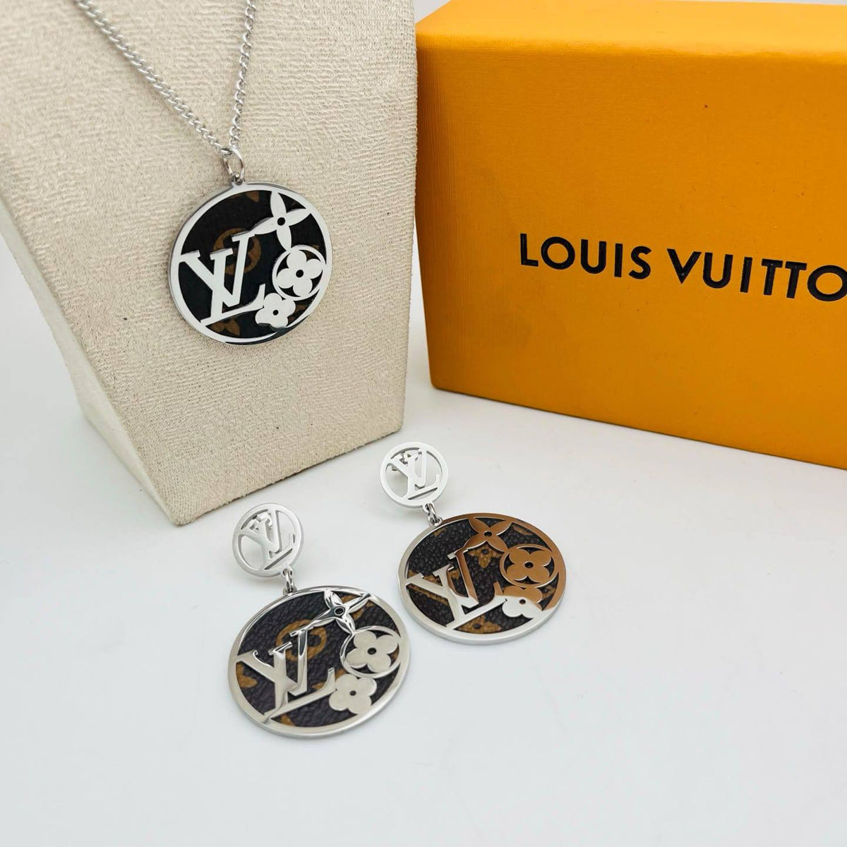 New arrival 
LV stainless steel non tarnish  set of 2 
60 dhs✅✅
70 dhs✅✅ with normal box 

Zain243
♥️♥️♥️