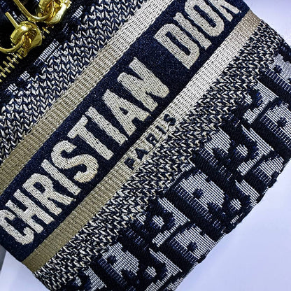 DIOR 
HIGH QUALITY 
WITH BOX 
150 dhs✅

Zain39
♥️♥️♥️