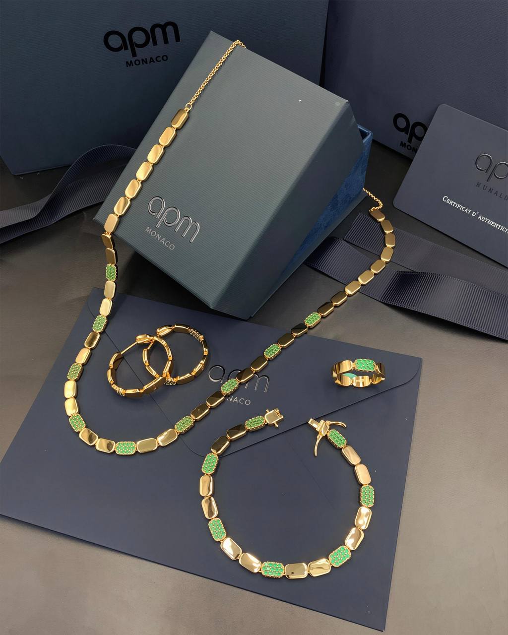 APM⭐
Set MASTER✨💫
260 DHS🇦🇪
NECKLACE BRACELET EARRINGS RING
WITH SAME BOX AND PAPER BAG🛍️🎁

Zain89
♥️♥️♥️