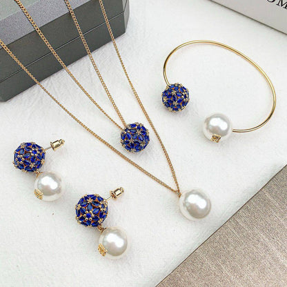CH SET 💫✨
MASTER NECKLACE
EARRING BANGLE
WITH BOX AND PAPER BAG🎁🛍️
180 DHS🇦🇪🇦🇪

Zain89
♥️♥️♥️