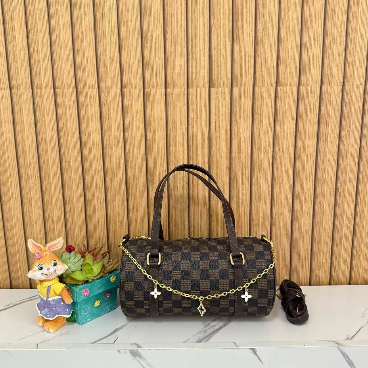 LV
Size  25×13×12.5cm
100 dhs🇦🇪🇦🇪

Zain04
♥️♥️♥️
