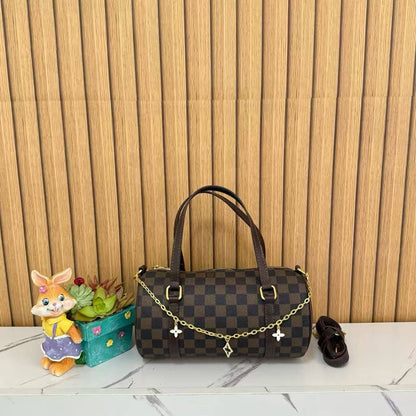 LV
Size  25×13×12.5cm
100 dhs🇦🇪🇦🇪

Zain04
♥️♥️♥️