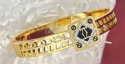 Bangle 🌊*
Stainless steel 💯
Non tarnish 💥
With black boxes 🗃️ 
20 dhs🪙🌨️
With normal boxes 📦 
And paper bag 🛍️
30 dhs🪙🌨️

Zain216
♥️♥️♥️