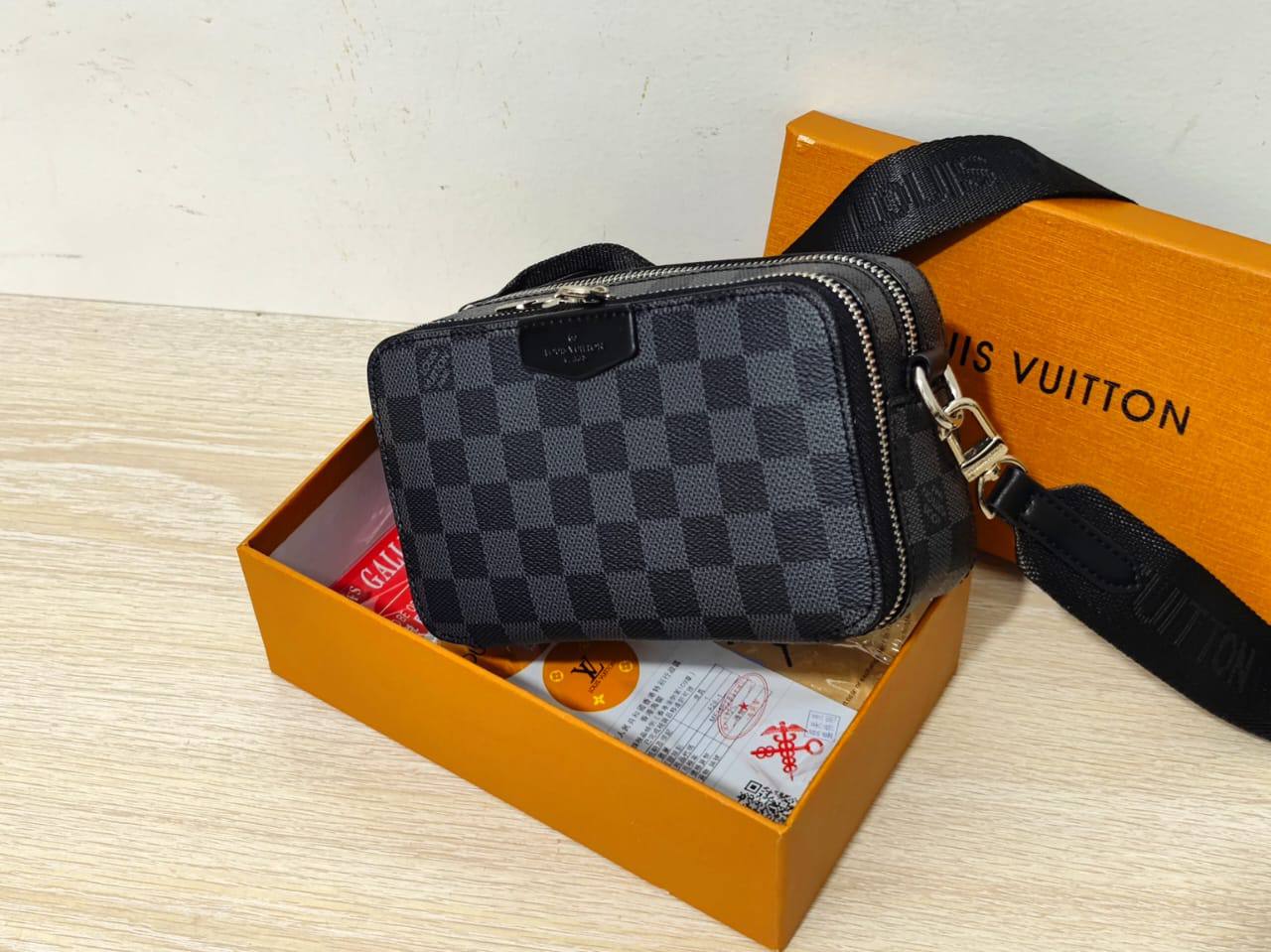 New❣️

85 dhs✅

with box🎁🎁🎁

size 20cm
Men's and women's crossbody bags

Zain26
♥️♥️♥️