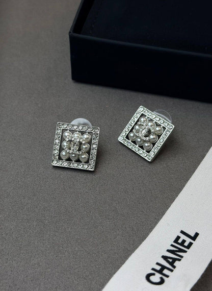 *CHANEL* 🤍
↗️ *Super Master Quality ®️*
* *New Collection*
* ⁠EARINGS
*95 dhs❣️* with *Orignal* Packing 🎁
*85 dhs❣️* with *Normal* Box & Bag

Zain209
♥️♥️♥️