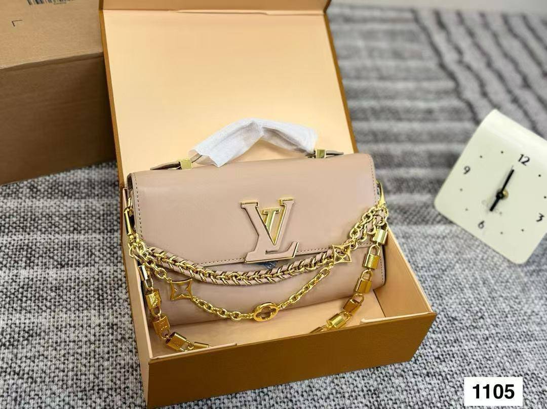 LV
COPY ONE RESTOCK 

WITH BOX 
🎁🎁🎁

155 dhs🪙🖤

SIZE: 23cm

Zain39
♥️♥️♥️