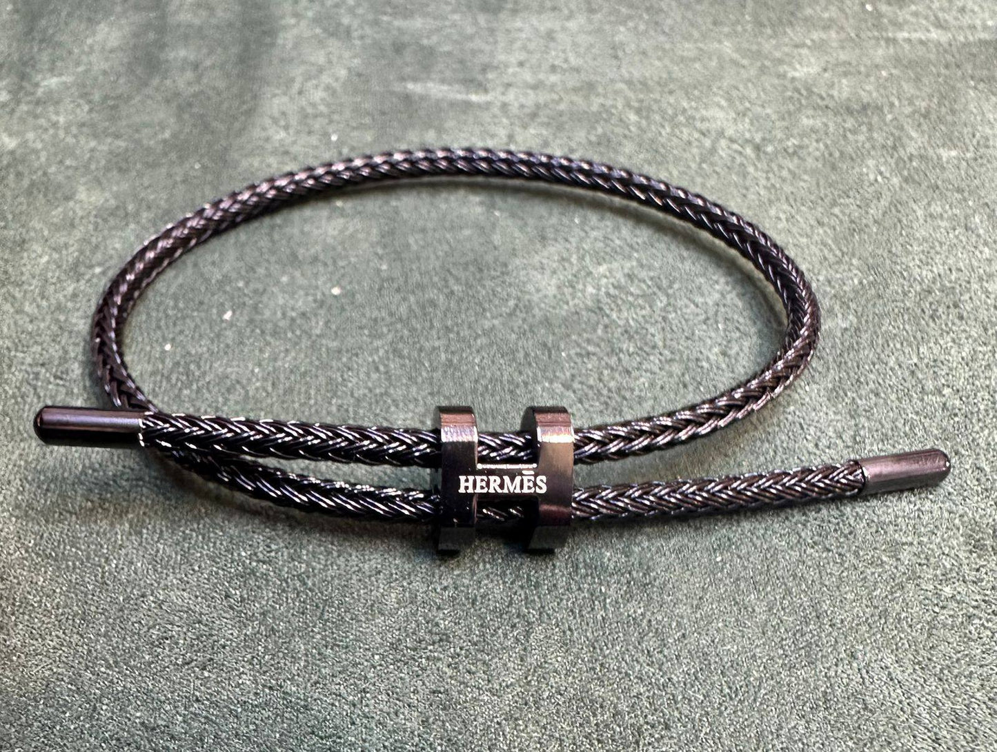 Hot moving 🔥🔥🔥 
Hermes UNISEX Bracelet. 
Water proof 💦💦💦
30 dhs❣️

Zain243
♥️♥️♥️