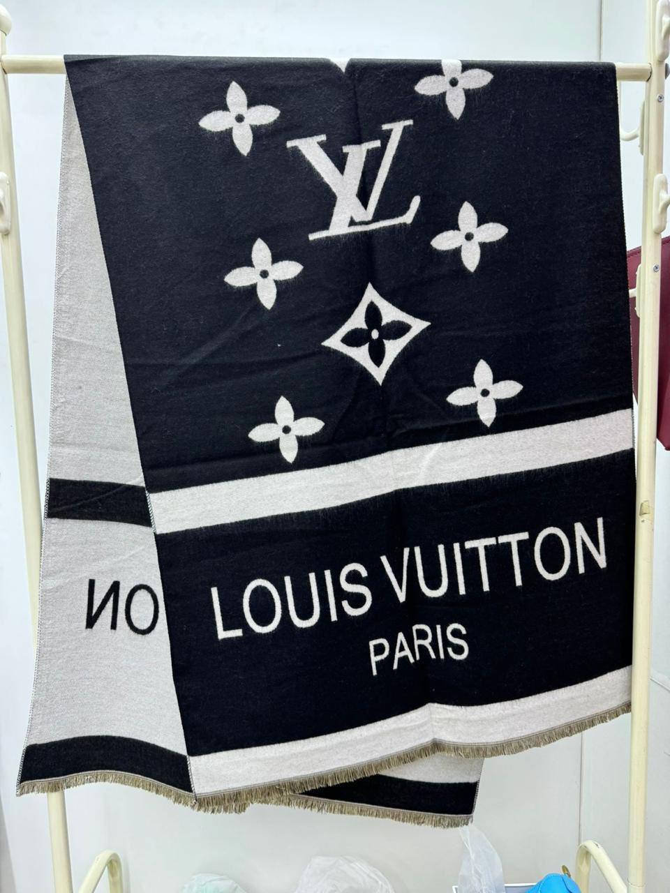 Brand Shawl / Scarf 

Good quality

Size:  180 * 68 cm
45 dhs🪙🌨️

Zain115
♥️♥️♥️