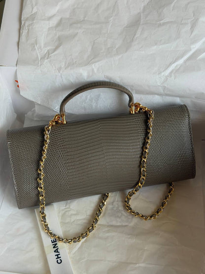 Chanel
 𝐂𝐥𝐮𝐭𝐜𝐡 𝐰𝐢𝐭𝐡 𝐓𝐨𝐩 𝐇𝐚𝐧𝐝𝐥𝐞 𝐢𝐧 𝐥𝐢𝐳𝐚𝐫𝐝-𝐞𝐦𝐛𝐨𝐬𝐬𝐞𝐝 𝐜𝐚𝐥𝐟𝐬𝐤𝐢𝐧 
1150 dhs💛

ETAG4
♥️♥️♥️