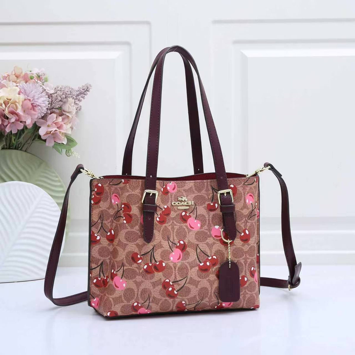 COACH

best quality
 with box

115 dhs🇦🇪🇦🇪🇦🇪

size25CM

Zain290
♥️♥️♥️