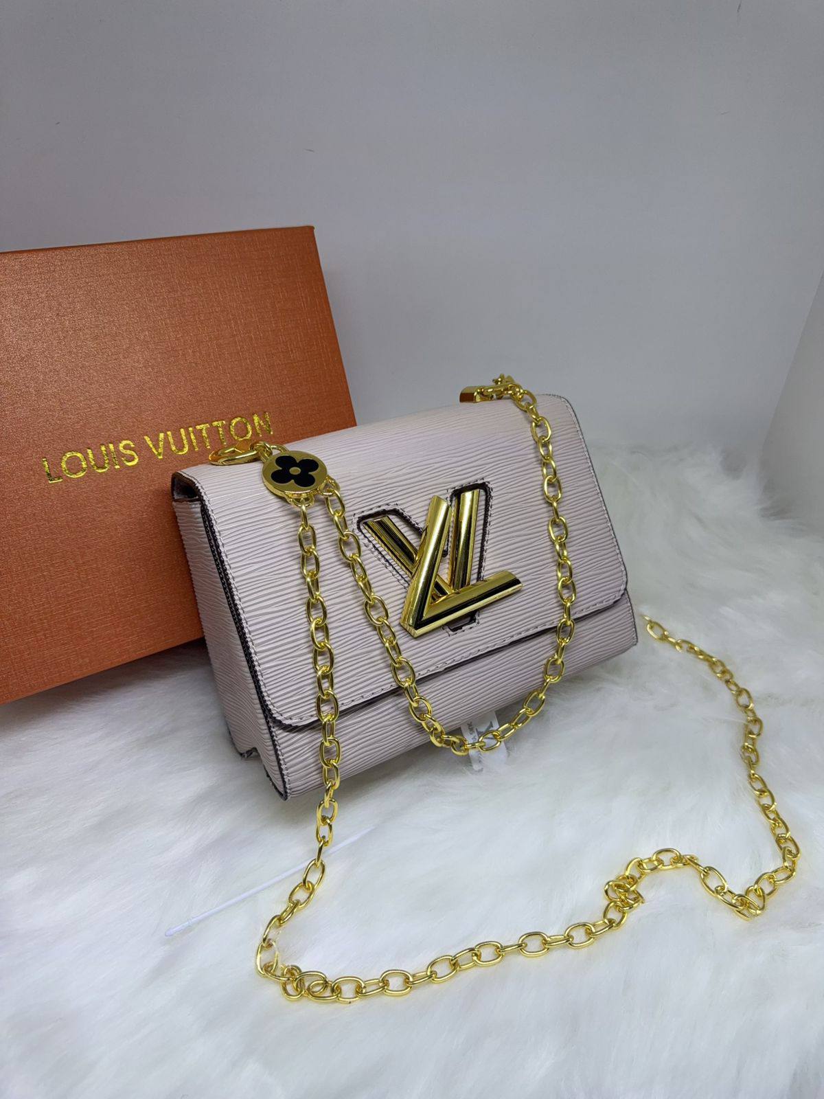 LV
95 dhs🗽

with box
🎁🎁🎁

Zain38
♥️♥️♥️