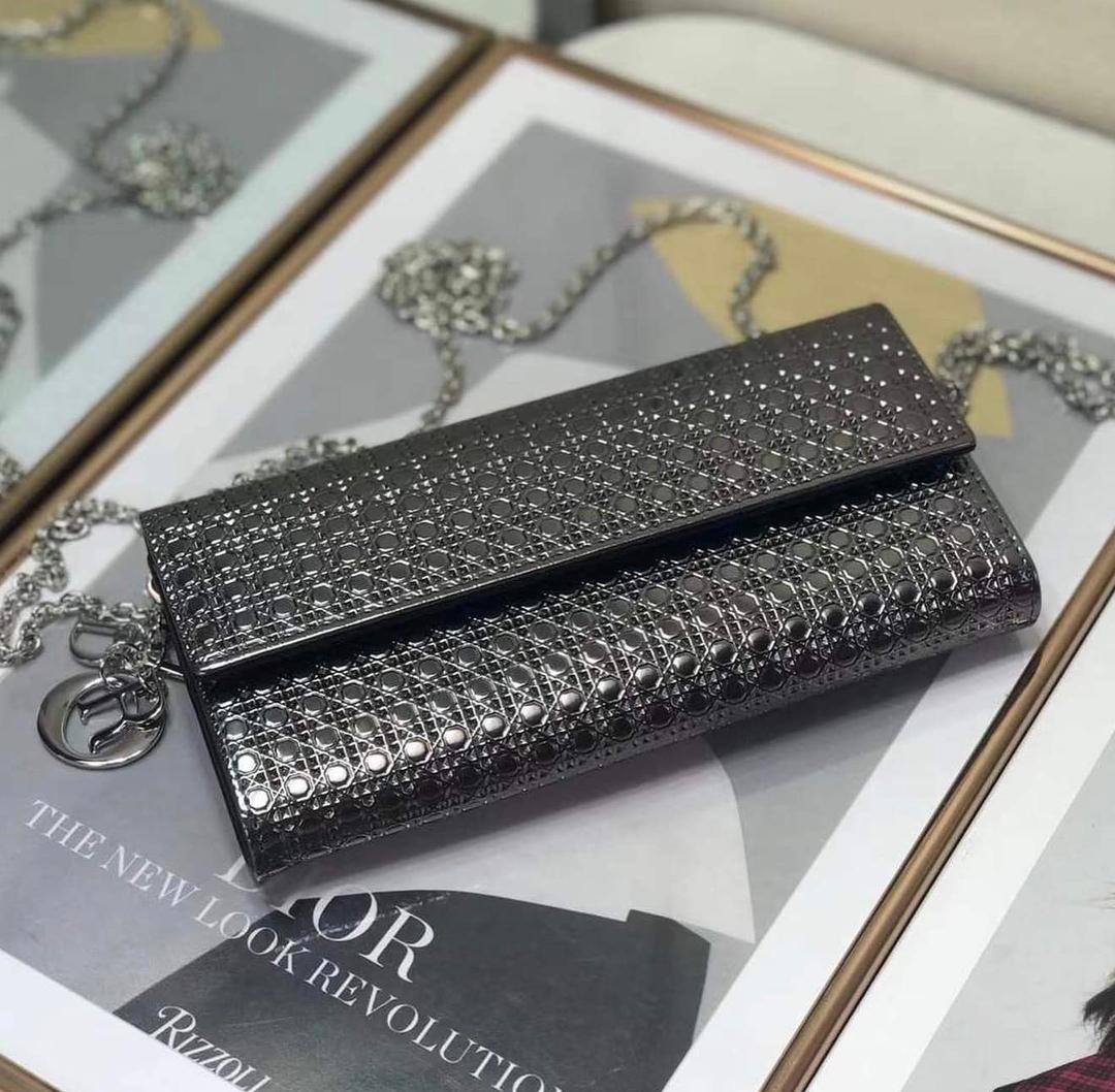 Dior

with box
🎁🎁🎁

95 dhs❣️

Zain35
♥️♥️♥️