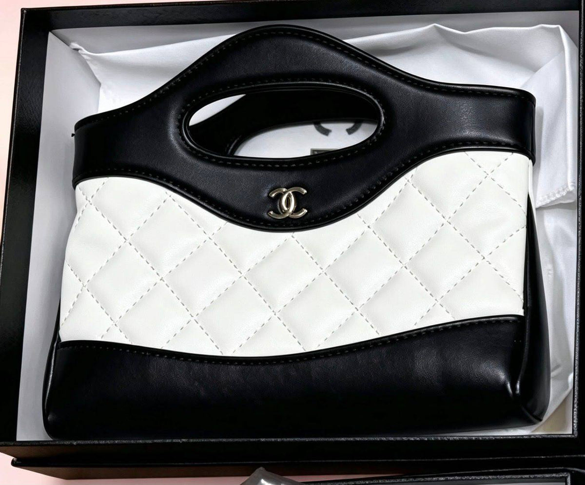Chanel

95 dhs🇦🇪🇦🇪

size：18cm 
Silver logo 
with box

Zain35
♥️♥️♥️