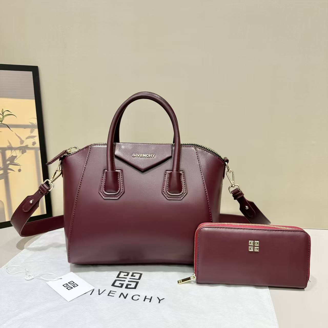 Ginenchy
GOOD QUALITY 
115 dhs✅

Zain200
♥️♥️♥️