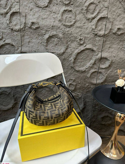 Fendi
100 dhs🪙🌨️
SIZE：20cm
Good quality 

with box
🎁🎁🎁

Zain35
♥️♥️♥️