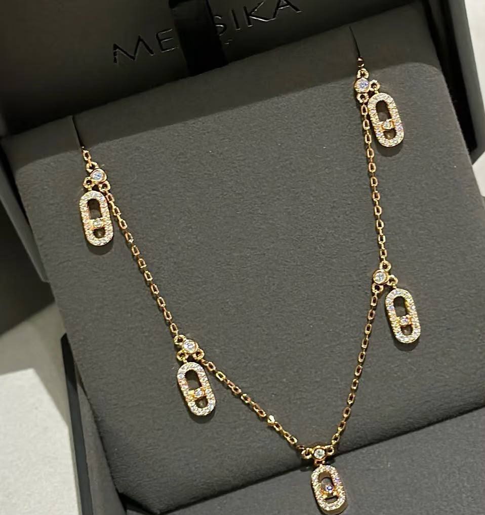 Messika ❤️‍🔥*
Necklace 💥
Master quality 💯
With normal boxes 🗃️ 
55 dhs💛
With master box 📦 
90 dhs💛

Zain216